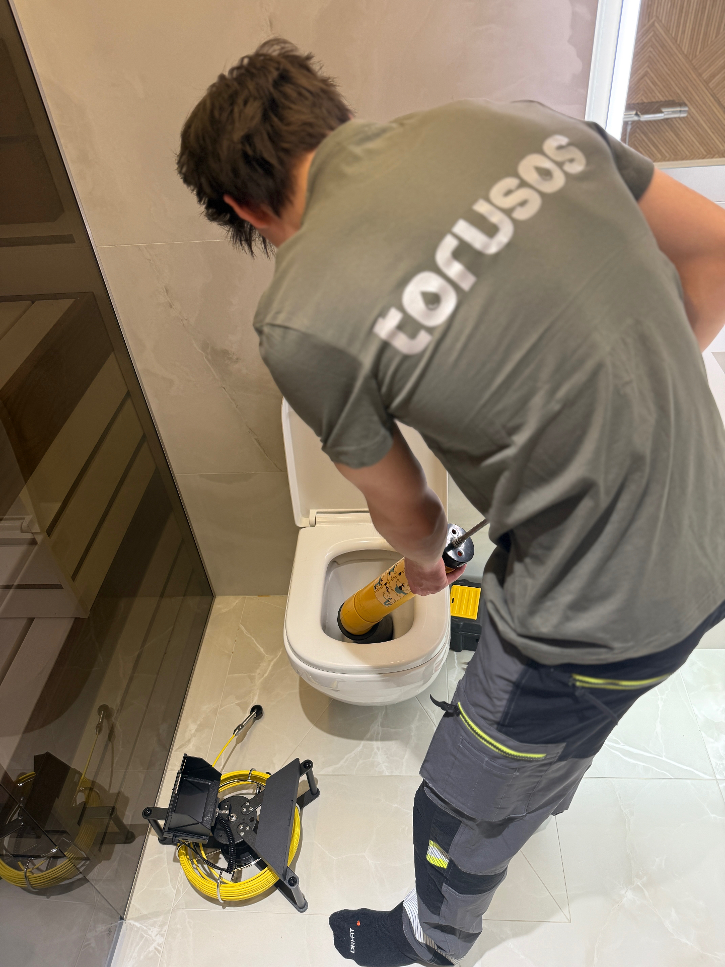 WC poti ummistuse likvideerimine — Torusos torumees avab tualeti professionaalse tööriistaga